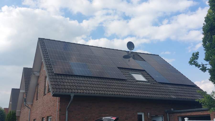 Aufdach-Photovoltaikanlage auf einem Ziegel-Schrägdach mit Vollbelegung