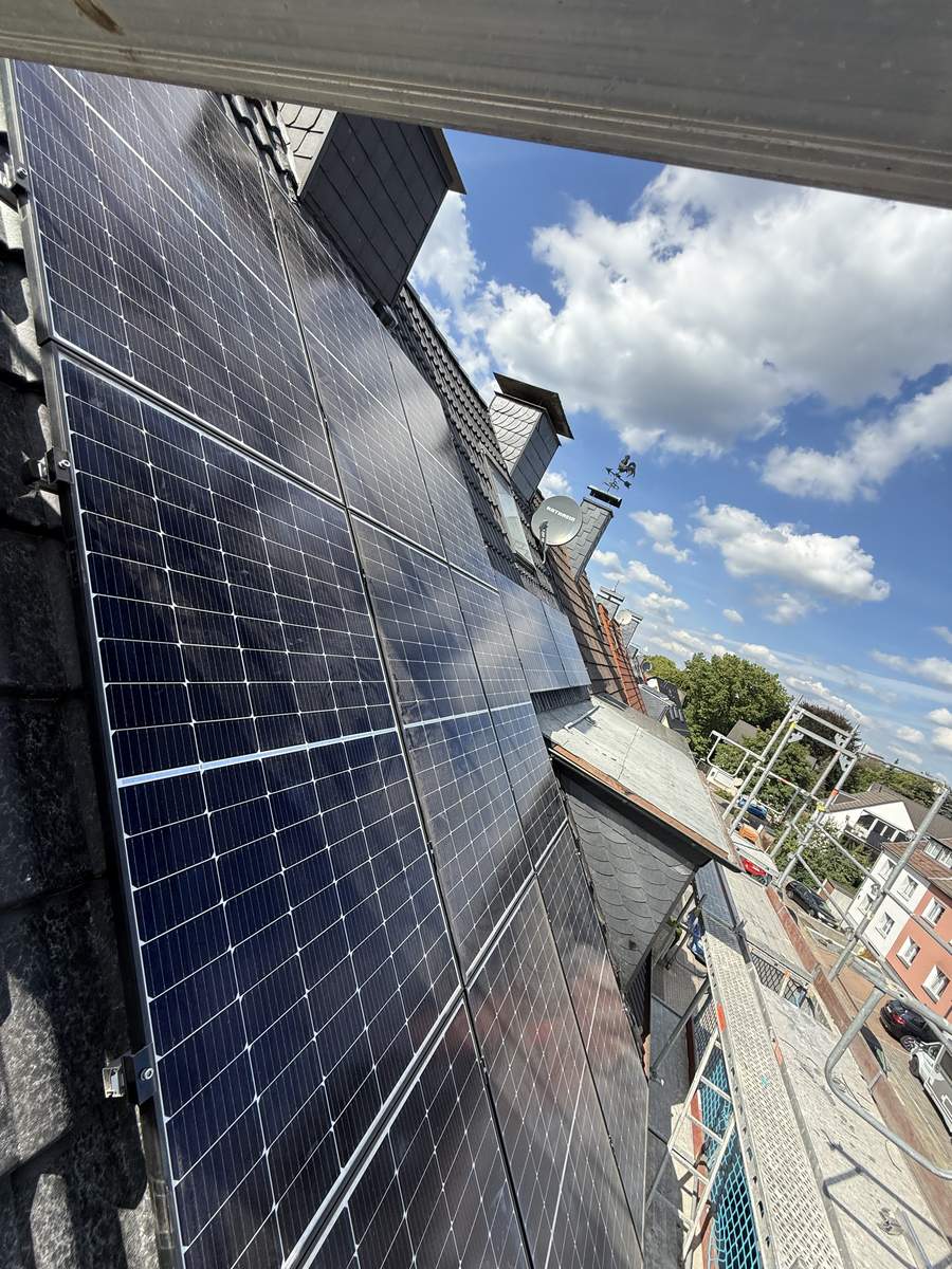 Detailaufnahme einer montierten Solarmodulreihe