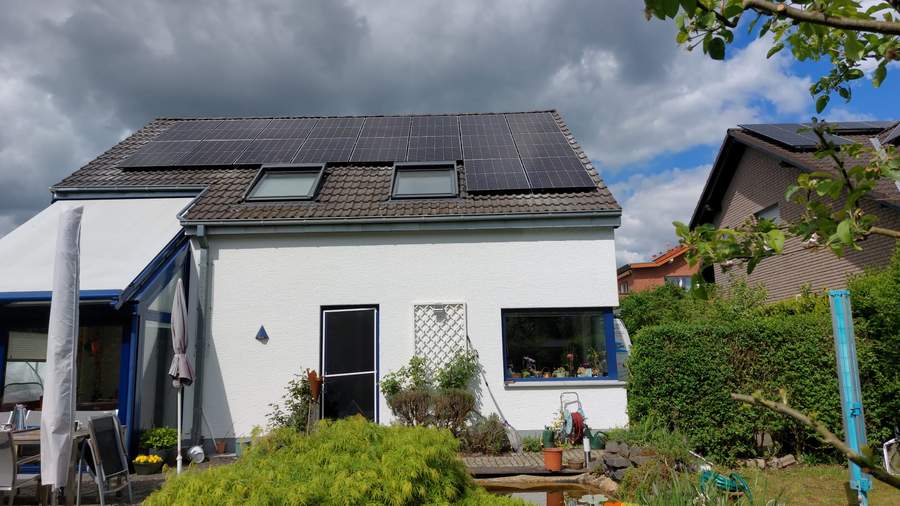 Photovoltaikanlage auf einem Einfamilienhaus mit Ziegeldach