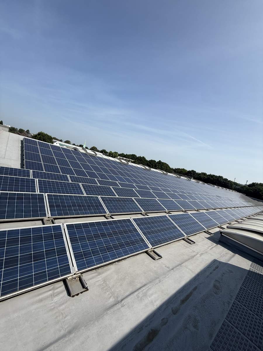 Photovoltaik auf einem Gewerbe-Flachdach mit aufgeständerten Modulreihen