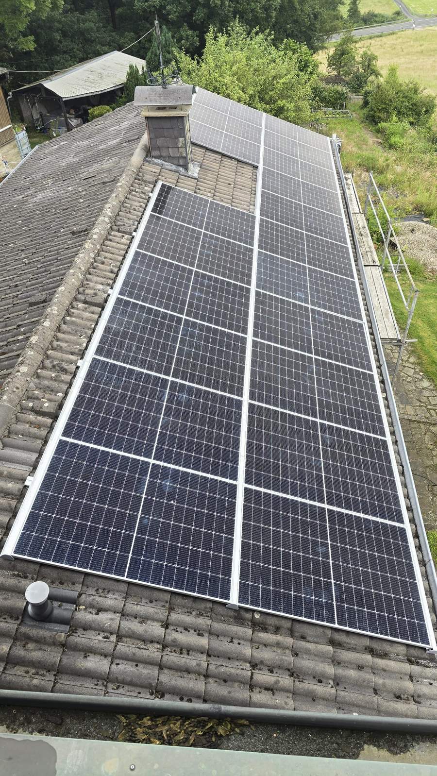 Montierte Photovoltaikanlage auf großer Dachfläche