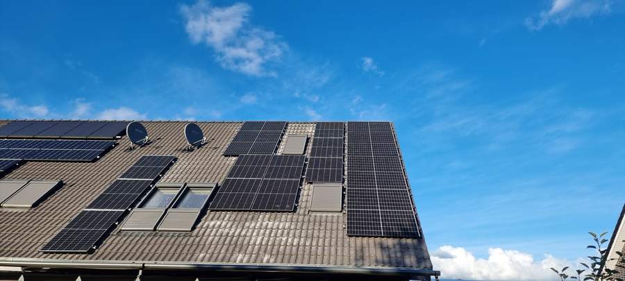 Photovoltaik auf einem Schrägdach mit Dachfenstern, Vollbelegung